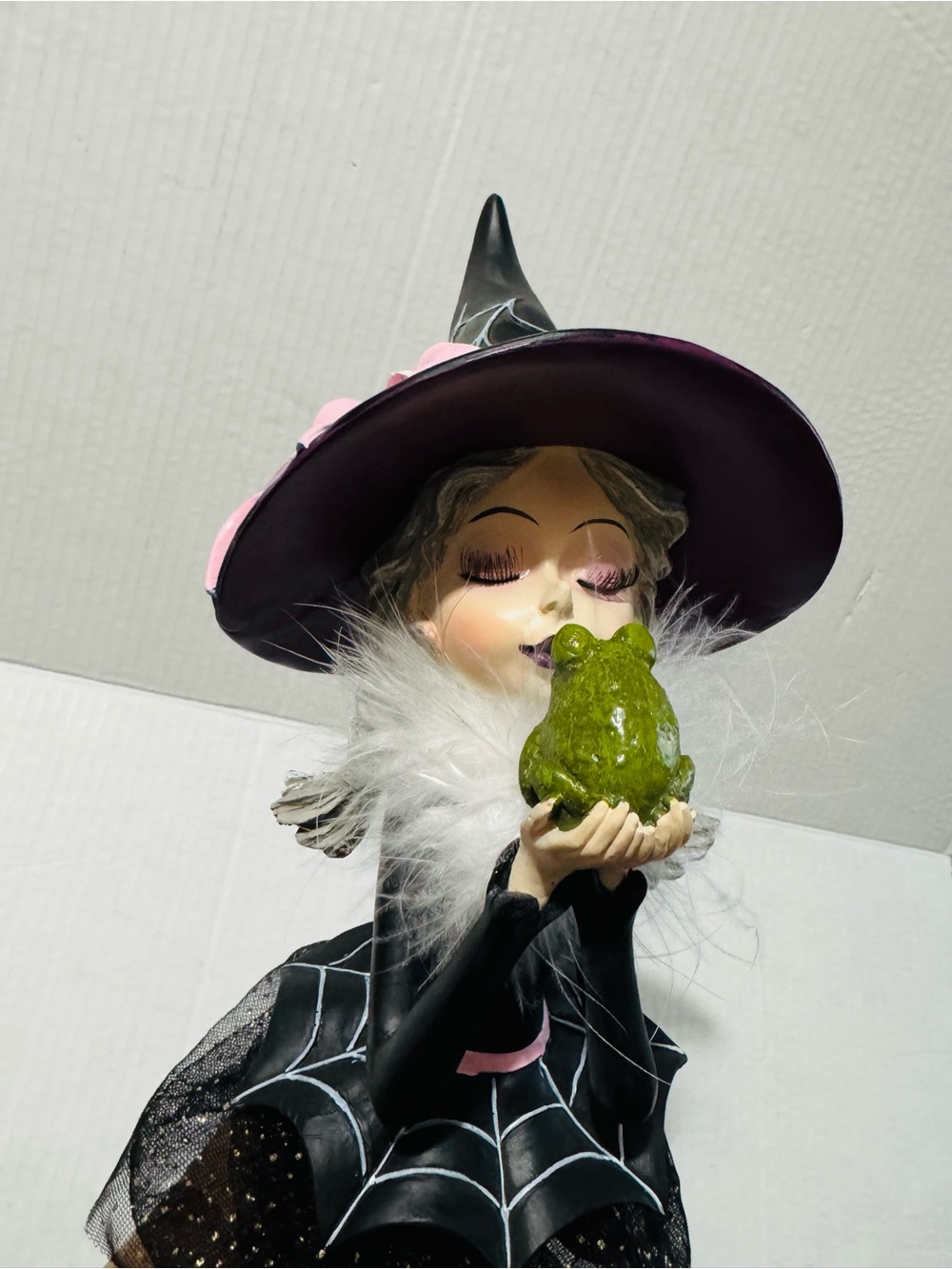 Witch kissing frog BNWT - Picture 2 of 9